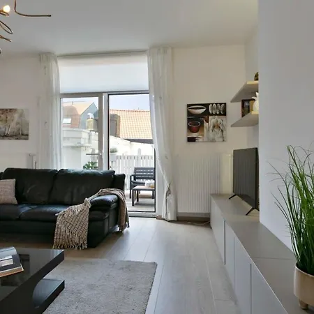 Huswell - Mimi's House - Family By The