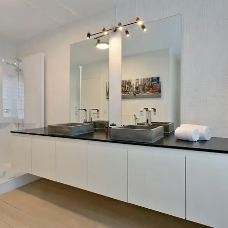 Huswell - Mimi's House - Family By The *