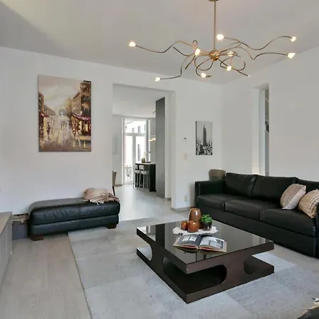 Huswell - Mimi's House - Family By The