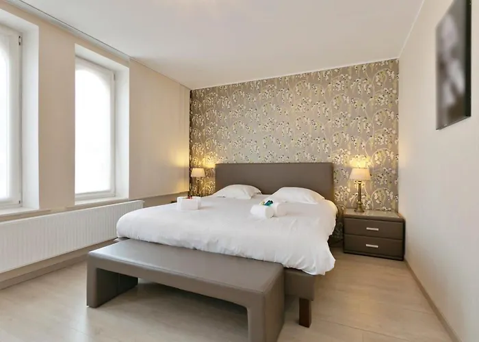 Huswell - Mimi's House - Family By The *