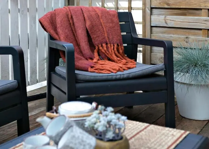 Huswell - Mimi's House - Family By The *