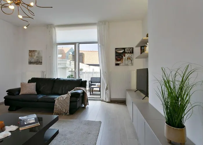 Huswell - Mimi's House - Family By The