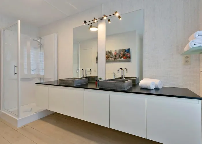 Huswell - Mimi's House - Family By The *