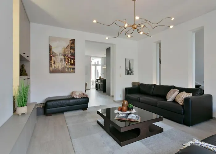 Huswell - Mimi's House - Family By The